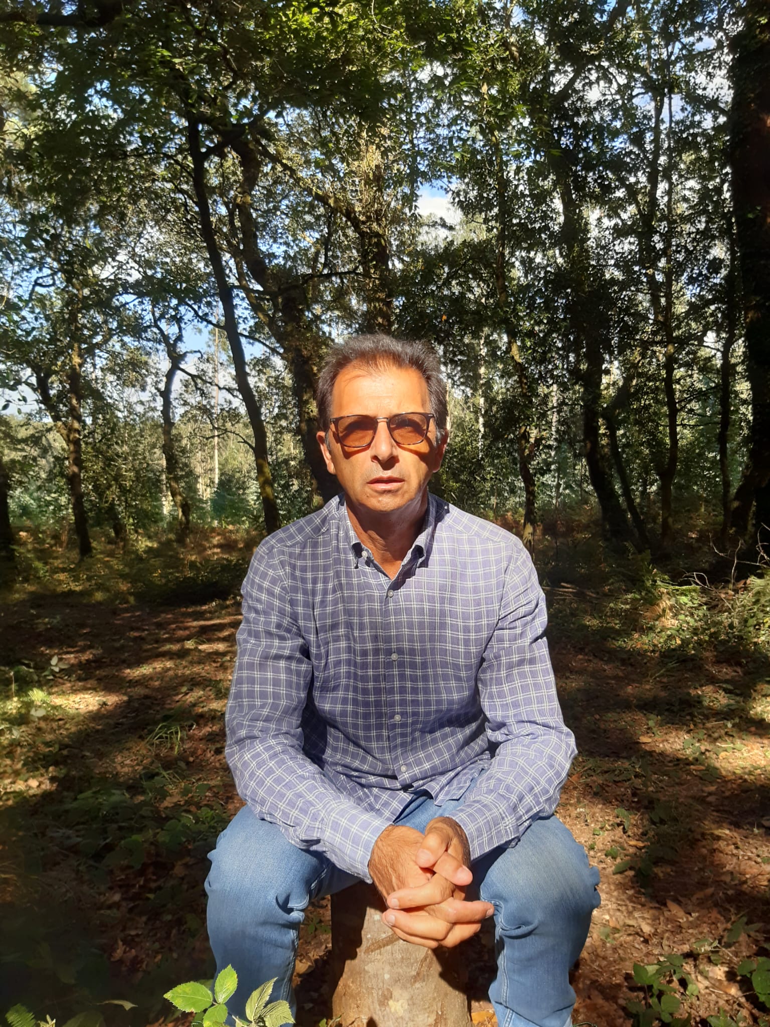 Un retrato natural y sobrio de José Pardiñas Alvite, con una expresión pensativa.